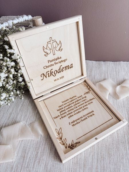 Drewniane pudełko na Chrzest Święty z krzyżem i gołąbkami