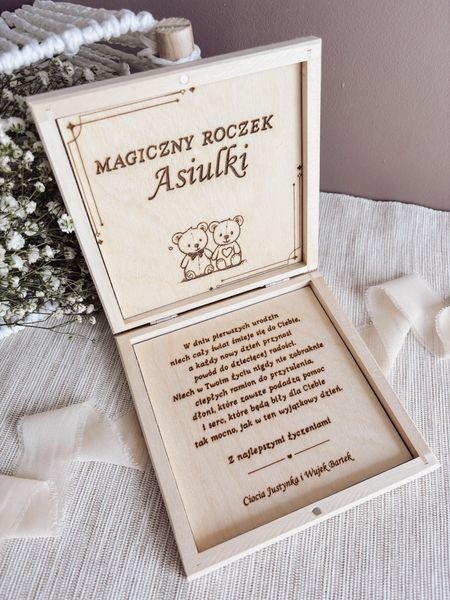 Drewniane pudełko na roczek z dwoma misiami