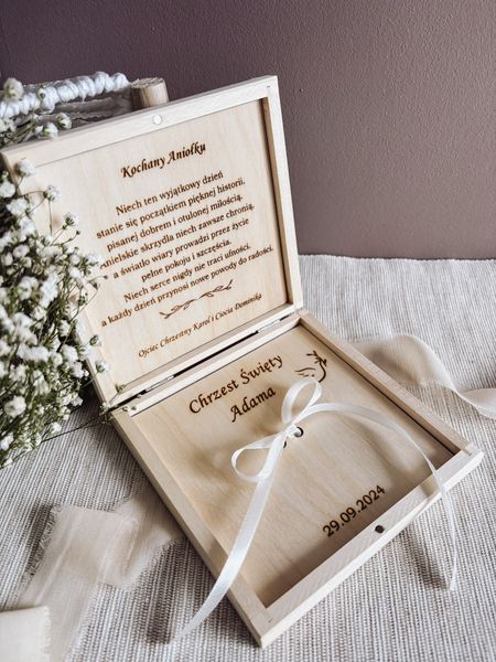 Drewniane pudełko na Chrzest Święty z miejscem na pieniążki