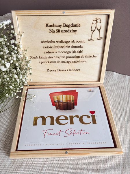 Drewniane pudełko urodzinowe z tortem – na czekoladki Merci