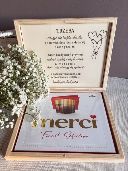 Drewniane pudełko na czekoladki Merci z balonami i tortem