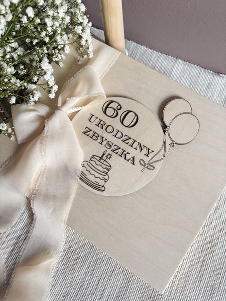 Drewniane pudełko na czekoladki Merci z balonami i tortem