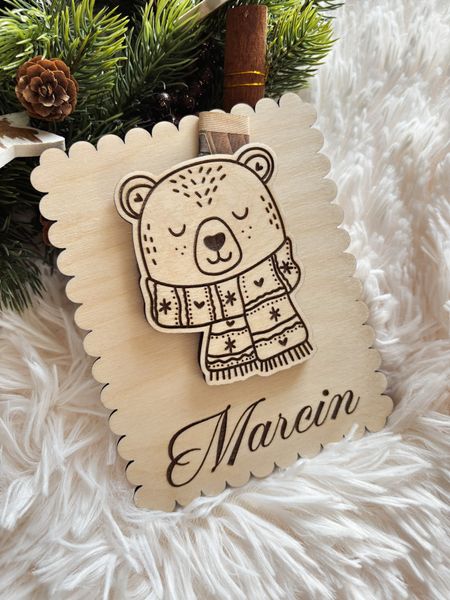 Drewniany upominek z miejscem na prezent pieniężny – Niedźwiadek