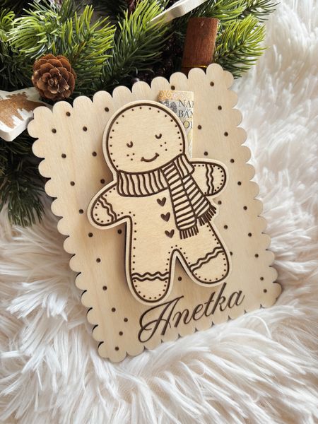 Drewniany upominek z miejscem na prezent pieniężny – Świąteczny Pierniczek