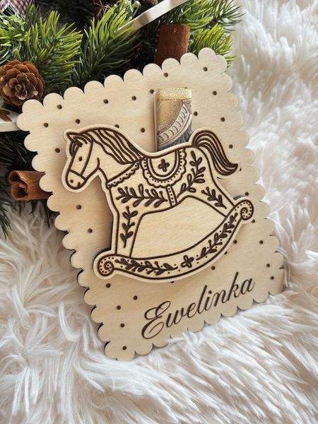 Drewniany upominek z miejscem na prezent pieniężny – Konik na biegunach