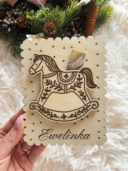 Drewniany upominek z miejscem na prezent pieniężny – Konik na biegunach