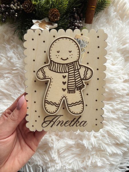 Drewniany upominek z miejscem na prezent pieniężny – Świąteczny Pierniczek